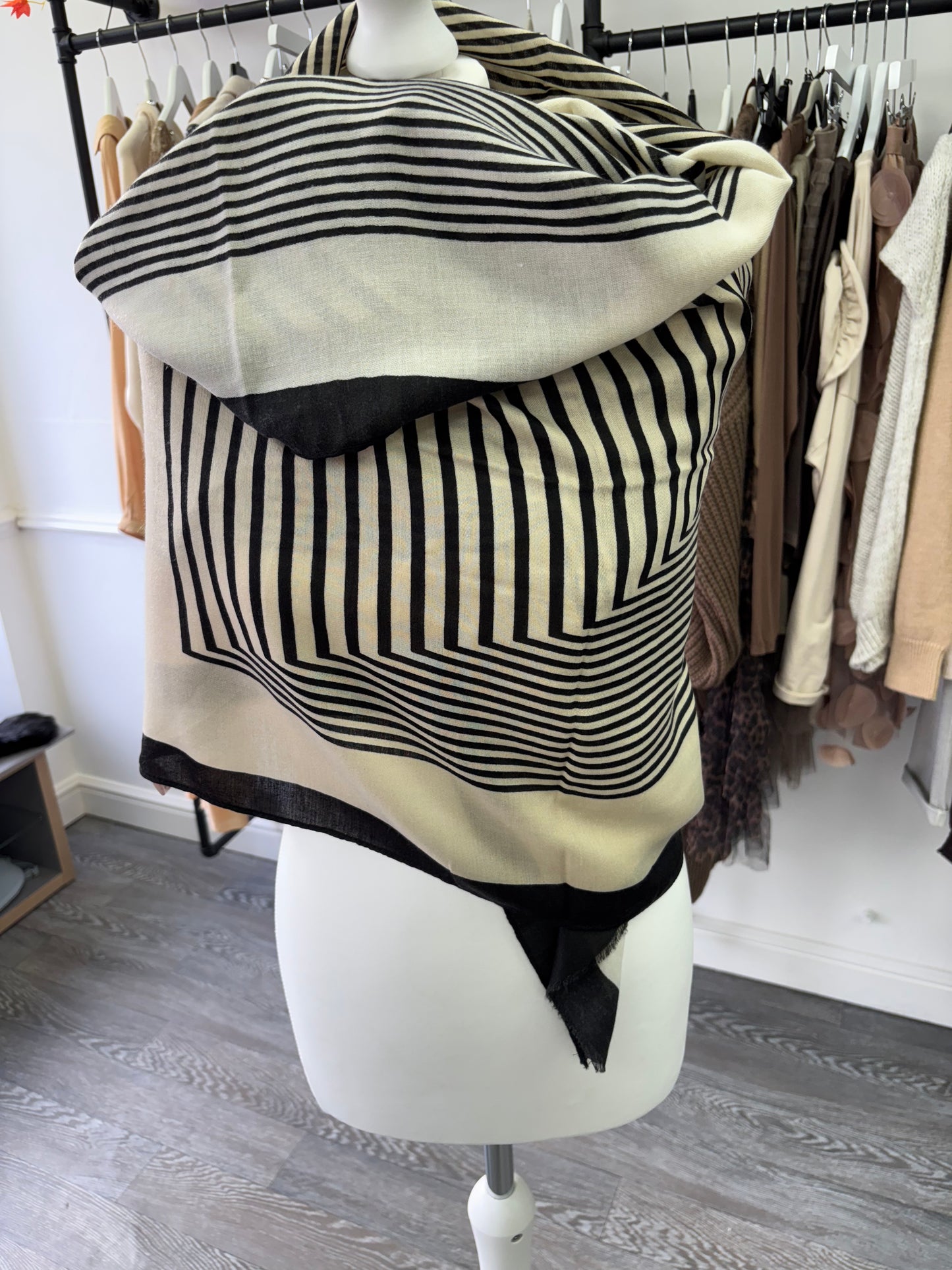 Black and cream print Scarf